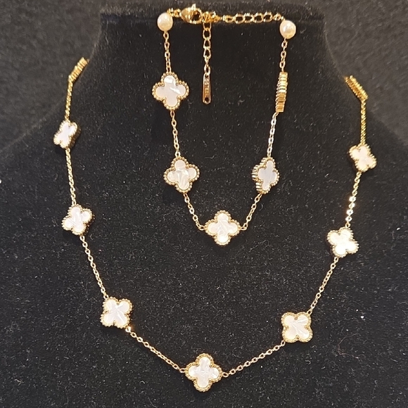 Jewelry - Elegant Gold and White Clover Necklace
